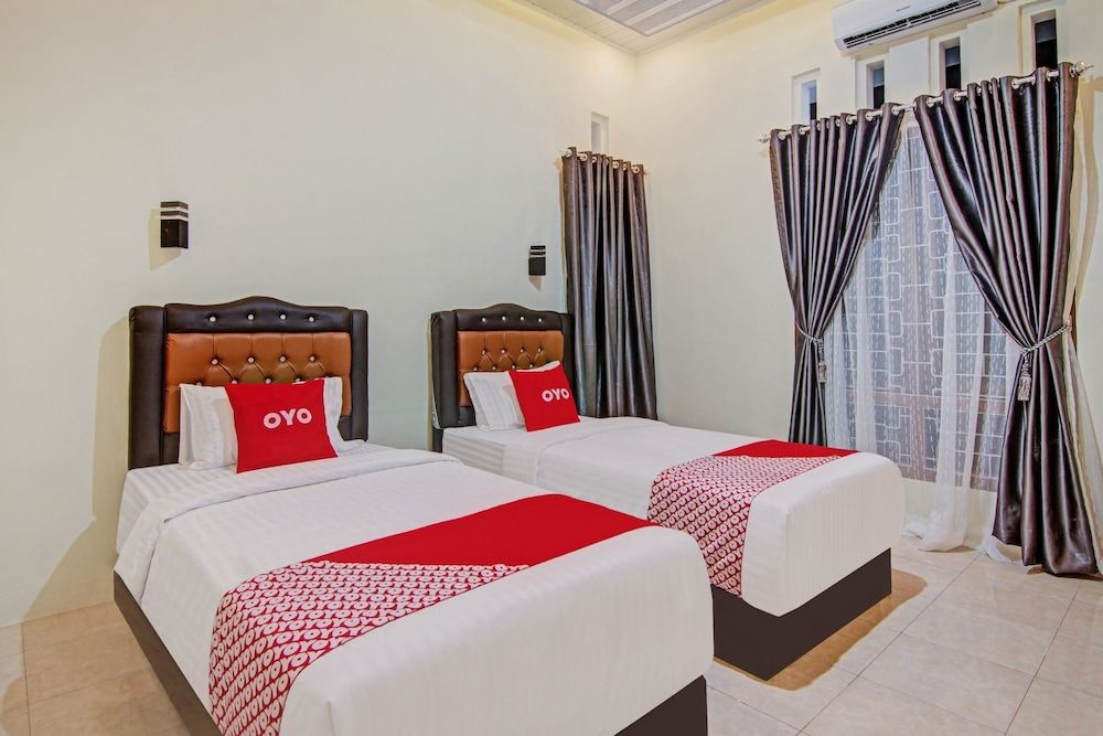 Capital O 90643 Suri Guest House Syariah Deluxe Twin Room 3