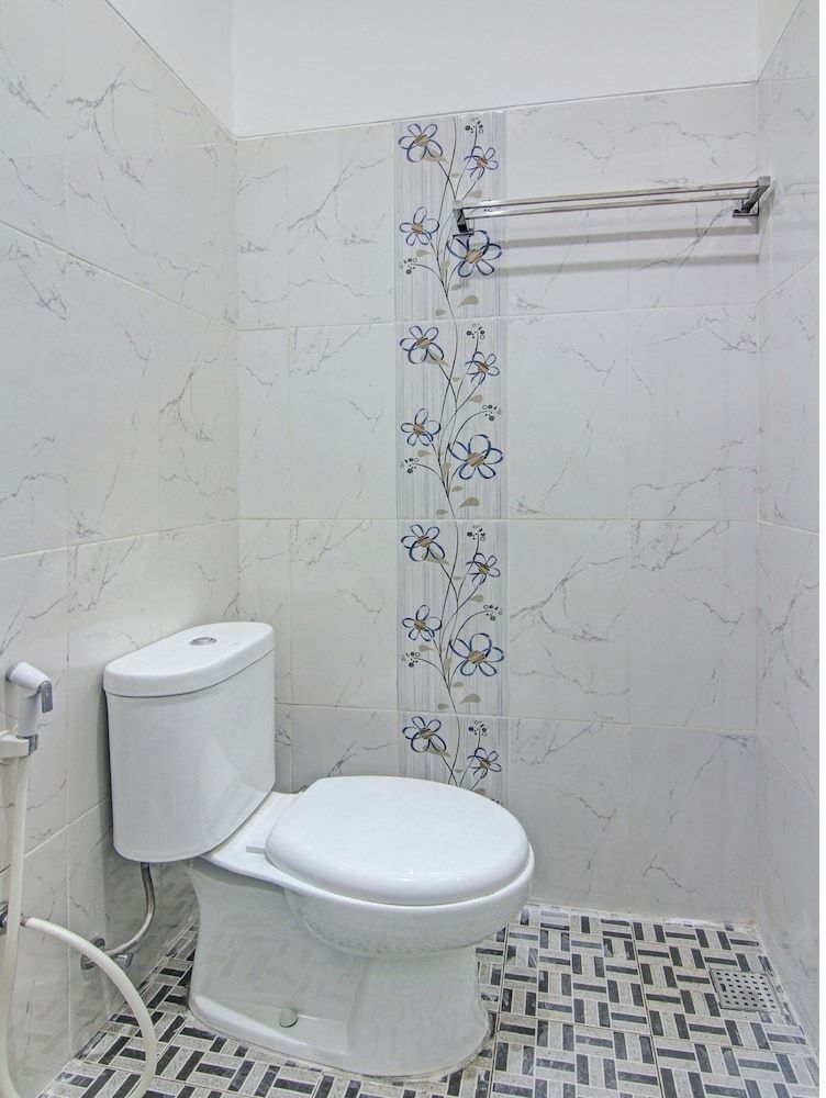 Capital O 90643 Suri Guest House Syariah Deluxe Double Room 14