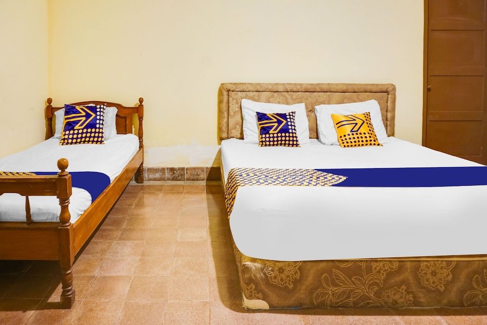 OYO Life 92087 Griya Nurainy Triple Room