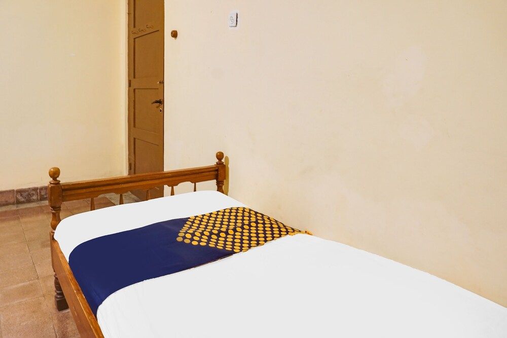 OYO Life 92087 Griya Nurainy Triple Room 2