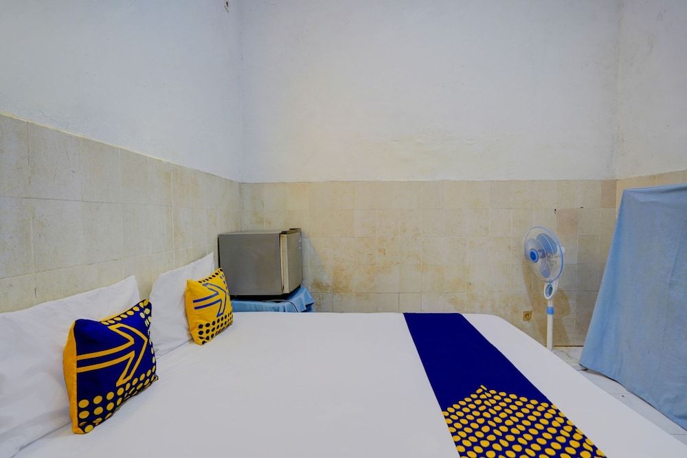 SPOT ON 92876 Homestay Kedamean Double Room 5