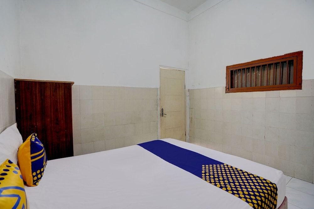 SPOT ON 92876 Homestay Kedamean Double Room 2