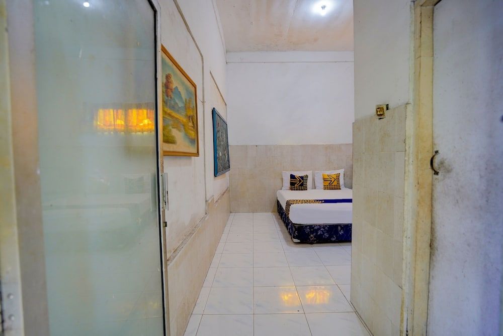 SPOT ON 92876 Homestay Kedamean Double Room 4