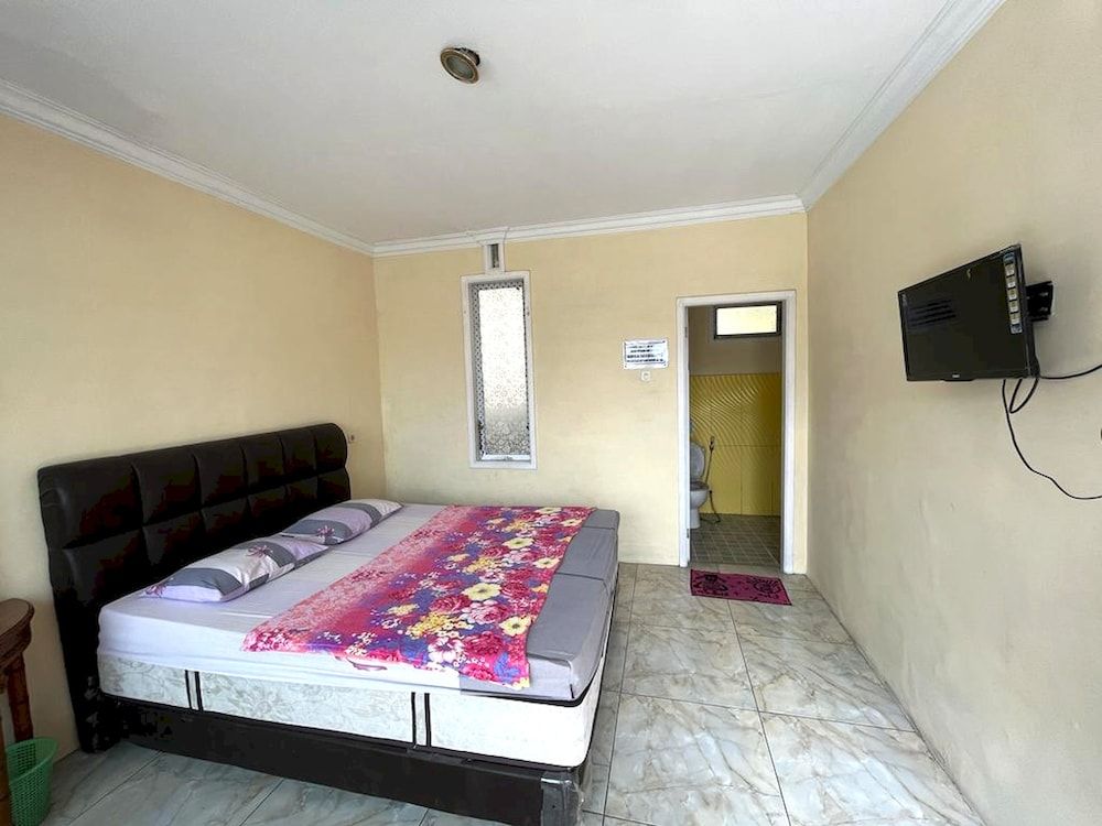 OYO LIFE 92844 Penginapan Cibodas Deluxe Double Room 6