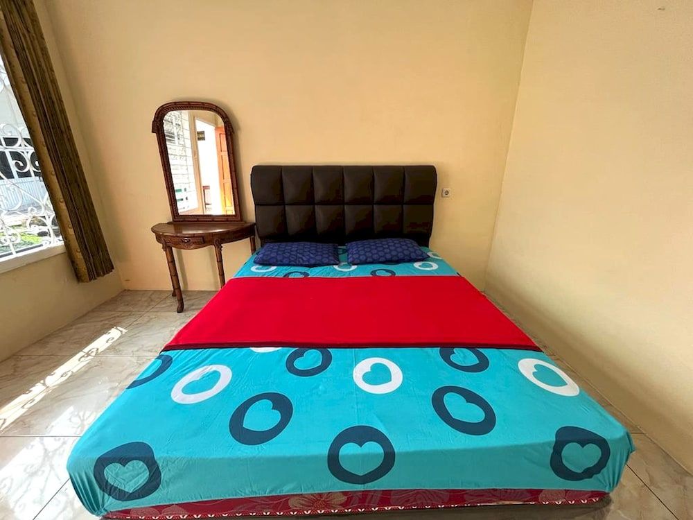 OYO LIFE 92844 Penginapan Cibodas Deluxe Double Room