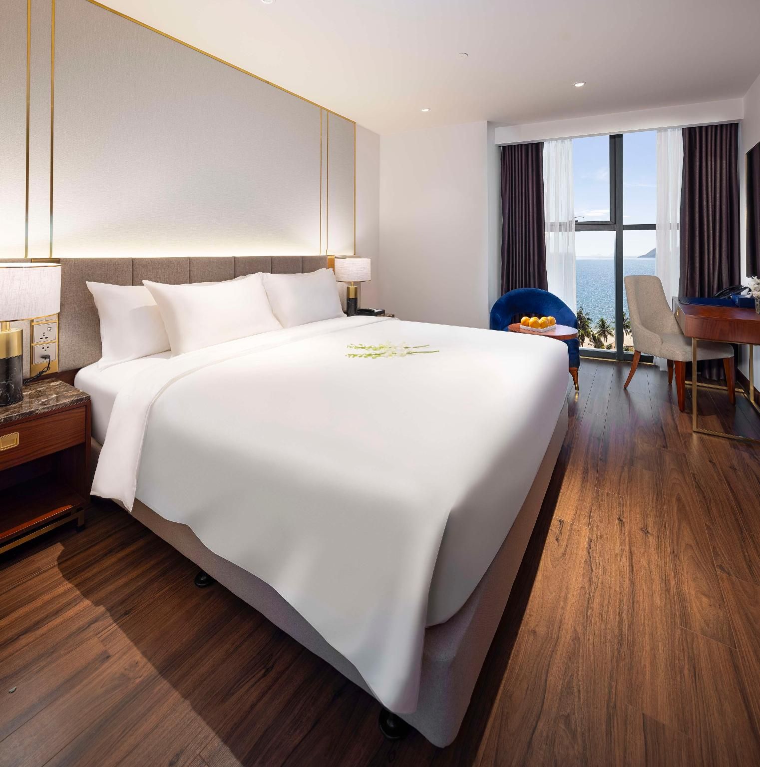 1 King Bed, Nonsmoking, Superior Room, Balcony, Sea View