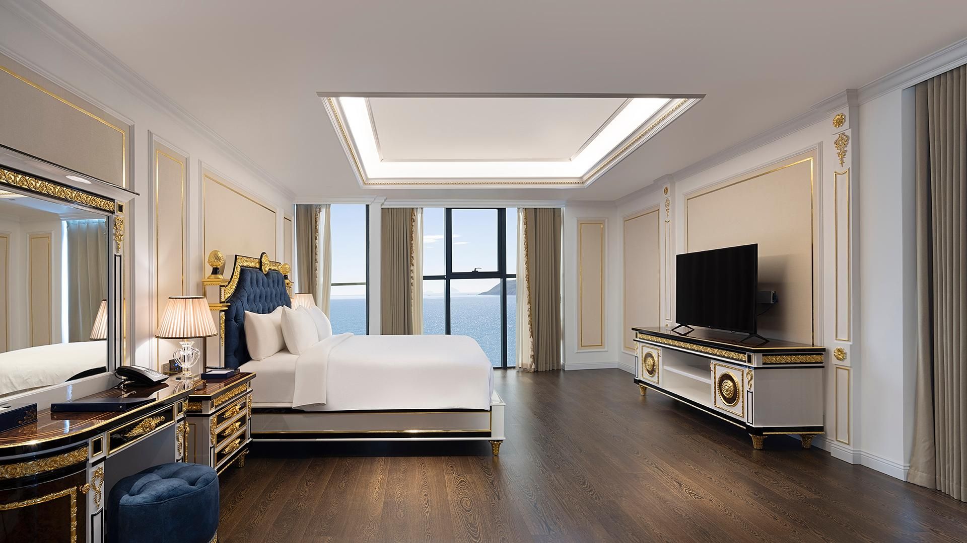 Suite - 2 King Beds, Nonsmoking, Presidential Room, Two Bedrooms, Balcony, Sea View, Bathtub