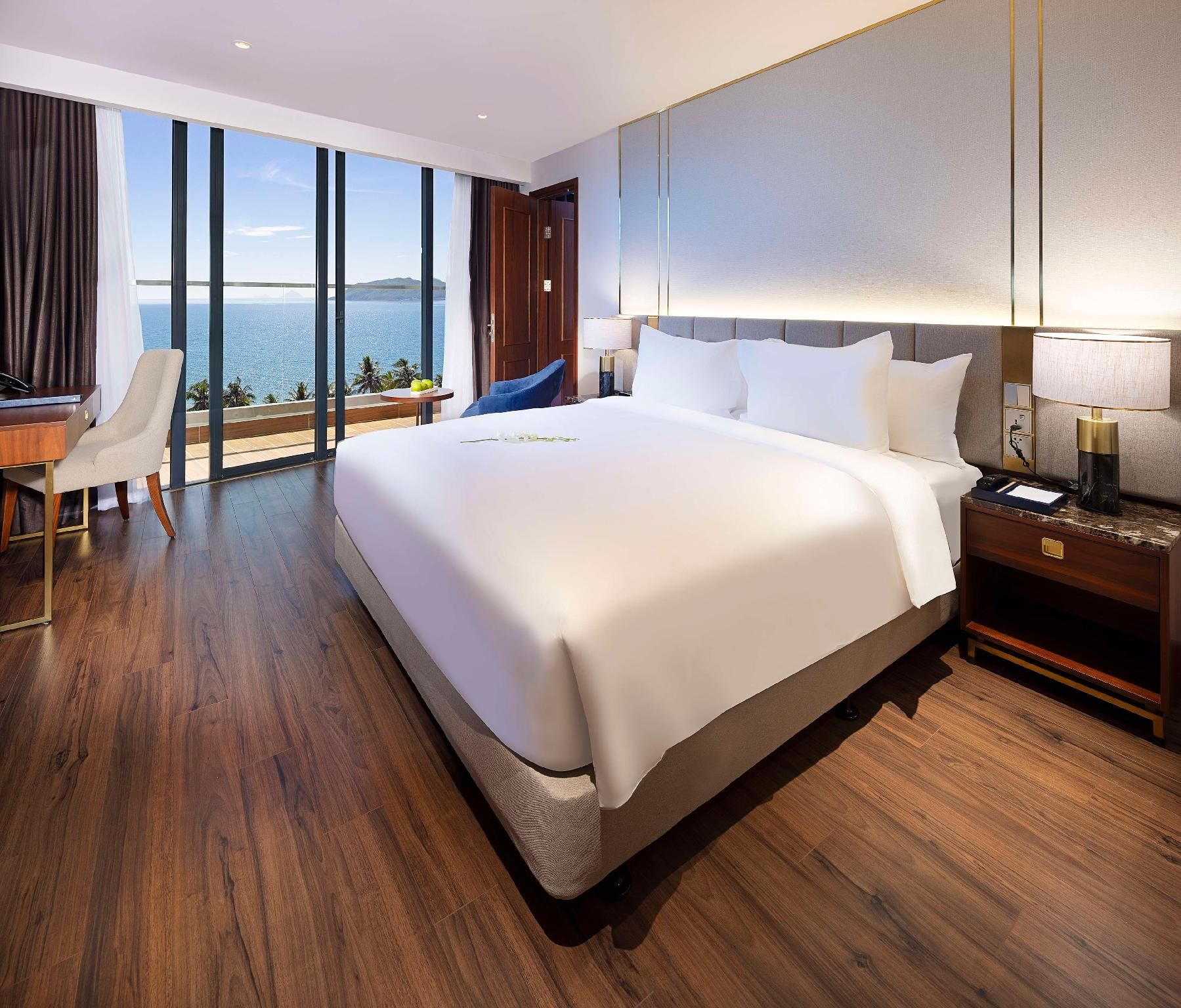 1 King Bed, Nonsmoking, Premier Room, Balcony, Sea View, Bathtub
