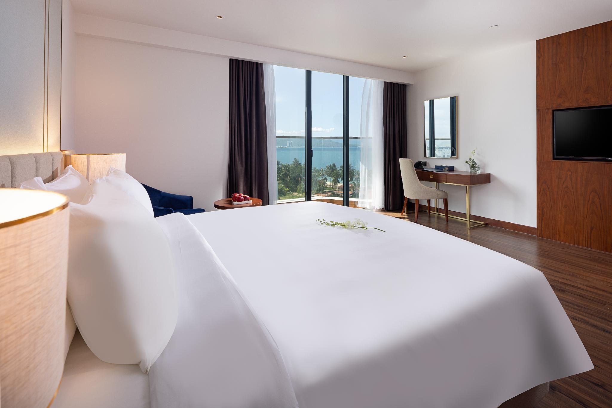1 King Bed, Nonsmoking, Junior Suite, Balcony, Sea View, Bathtub