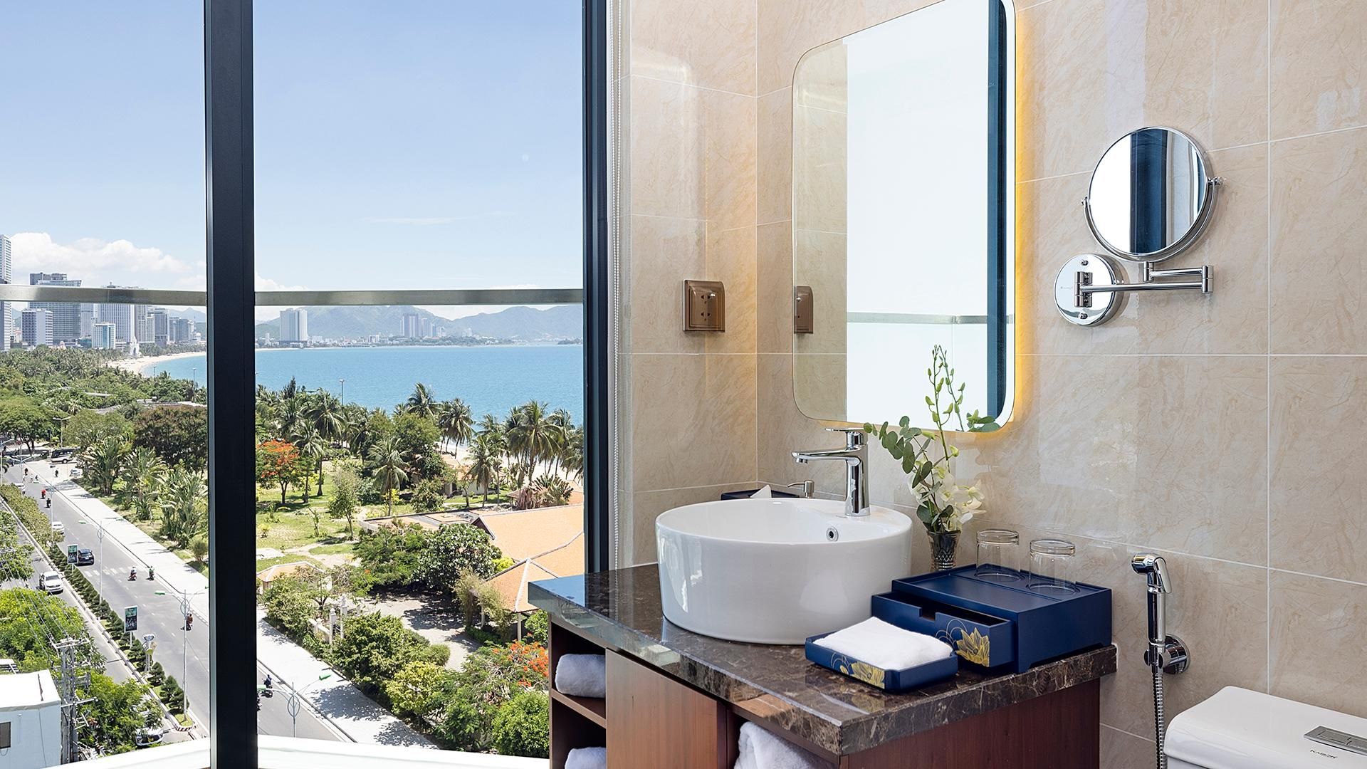 1 King Bed, Nonsmoking, Superior Room, Balcony, Sea View