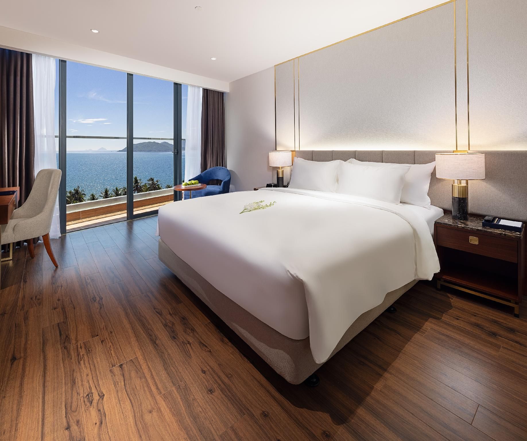 1 King Bed, Nonsmoking, Deluxe Room, Balcony, Sea View