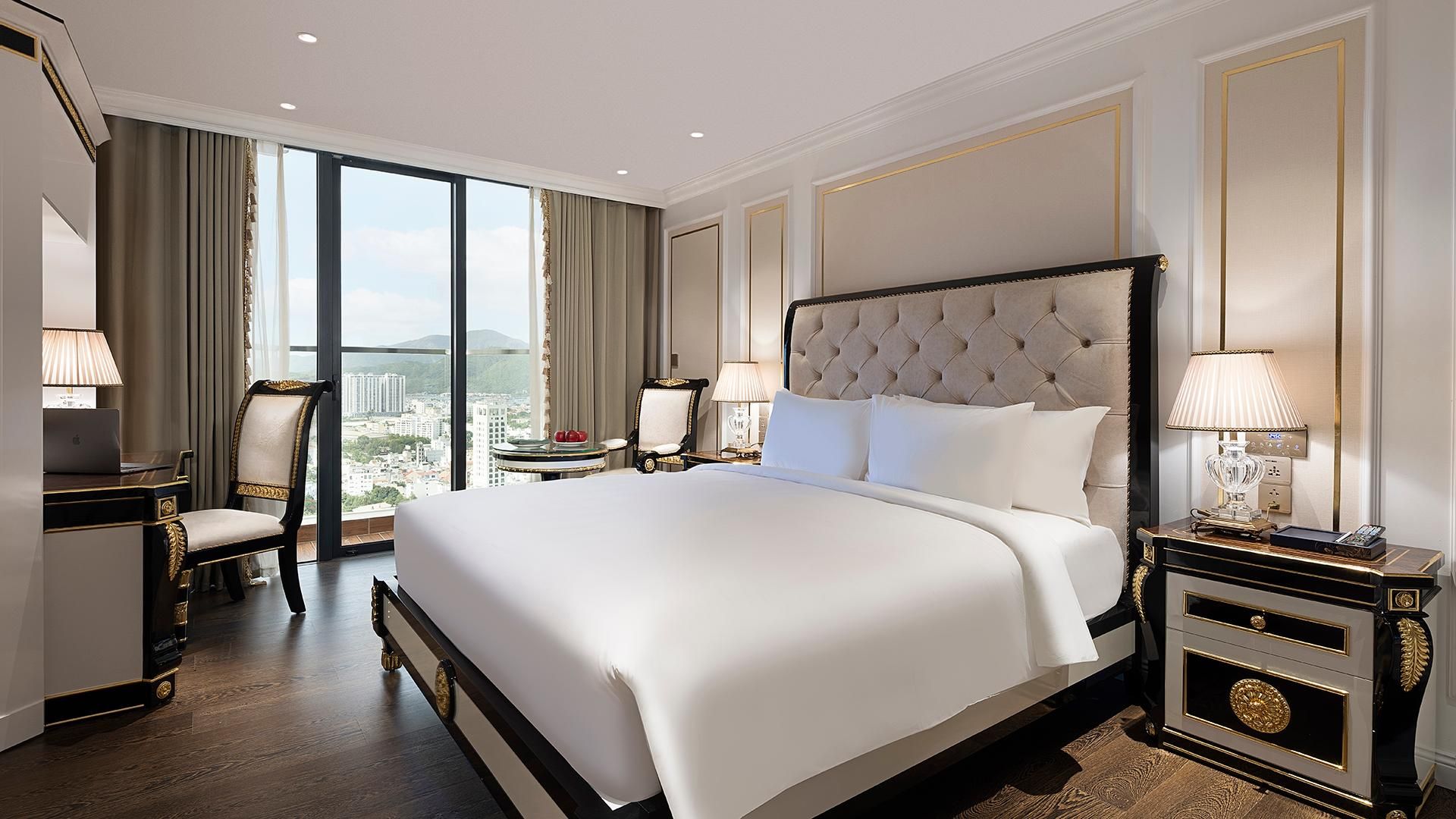 Suite - 2 King Beds, Nonsmoking, Presidential Room, Two Bedrooms, Balcony, Sea View, Bathtub