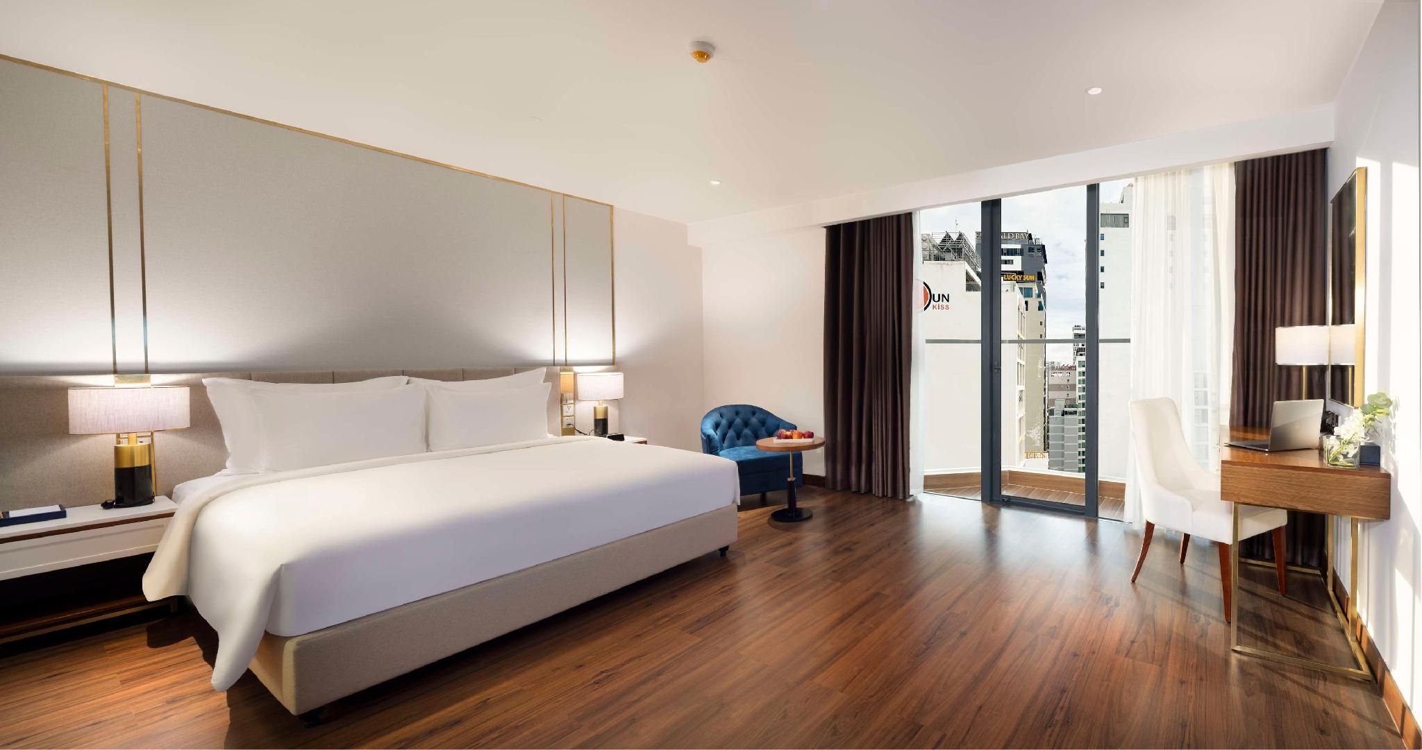 1 King Bed, Nonsmoking, Junior Suite, Balcony, Sea View, Bathtub