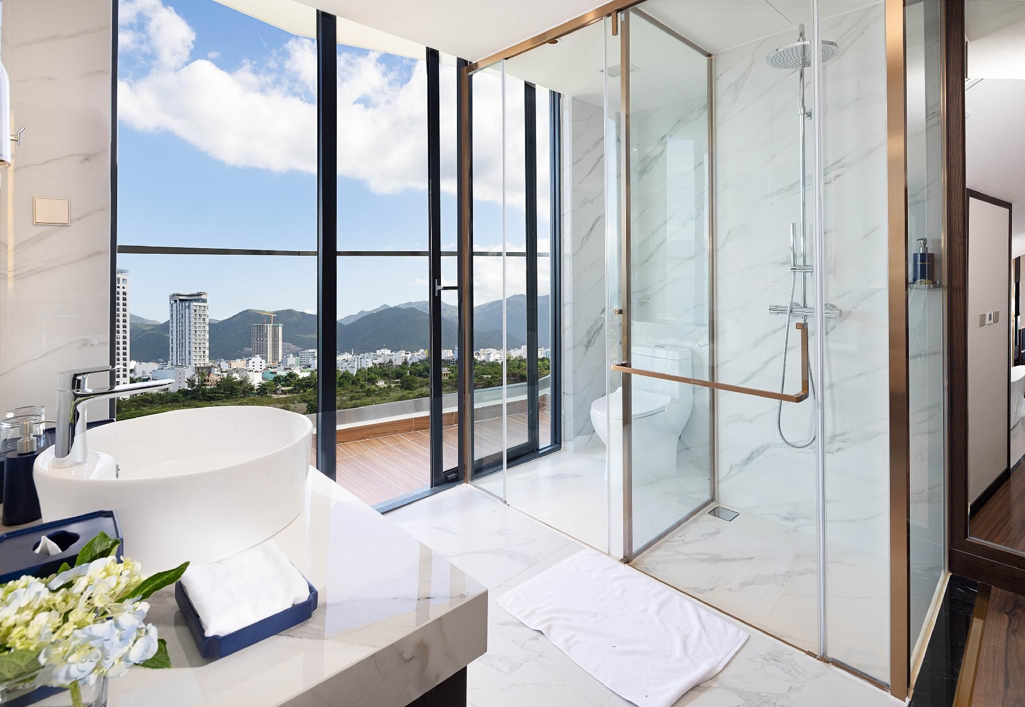 Suite - 1 King Bed, Nonsmoking, Honeymoon Room, Balcony, Sea View, Bathtub