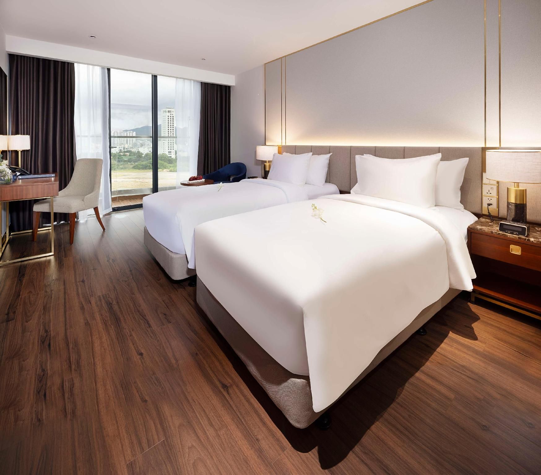 2 Single Beds, Nonsmoking, Deluxe Room, Balcony, Sea View