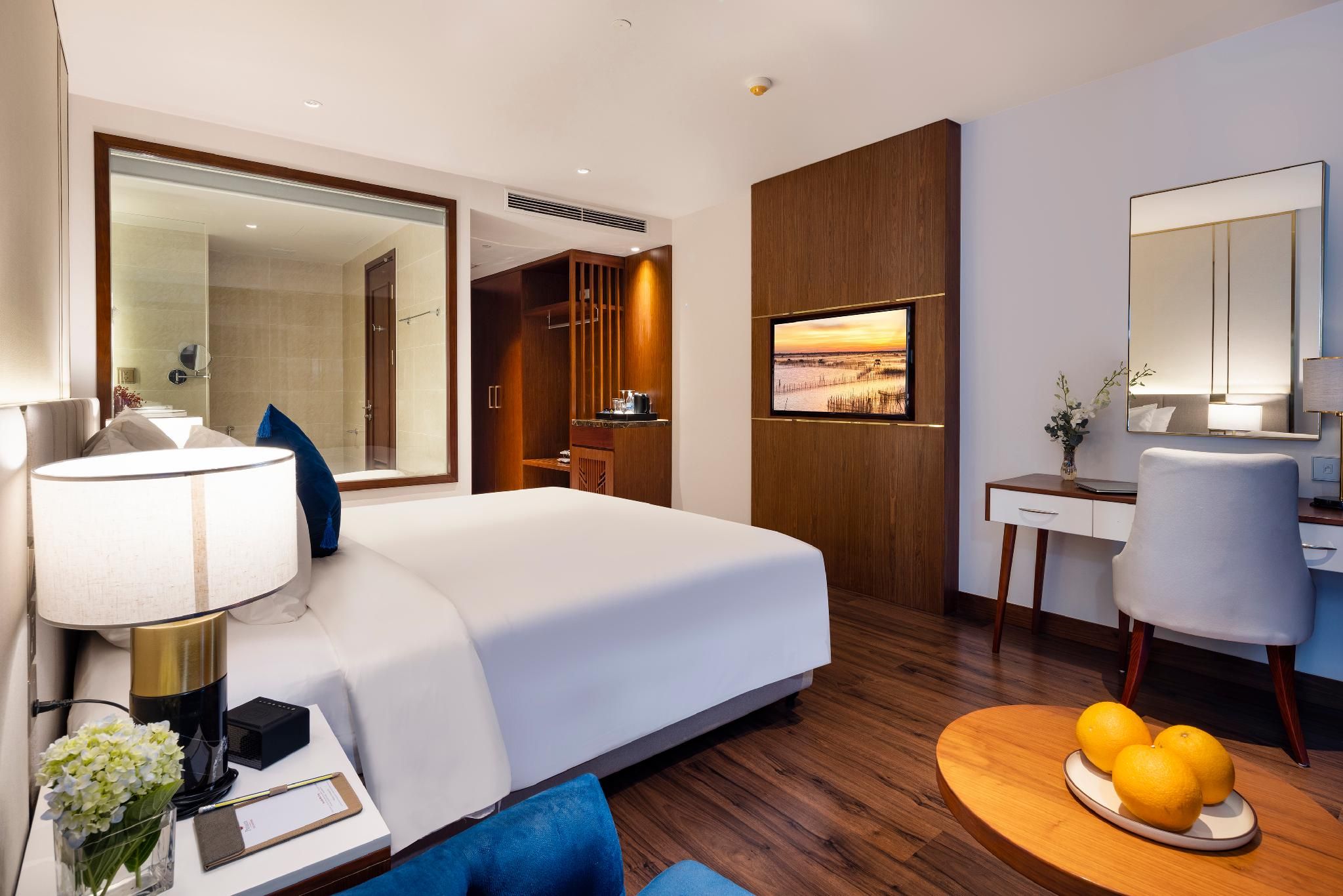 1 King Bed, Nonsmoking, Premier Room, Balcony, Sea View, Bathtub