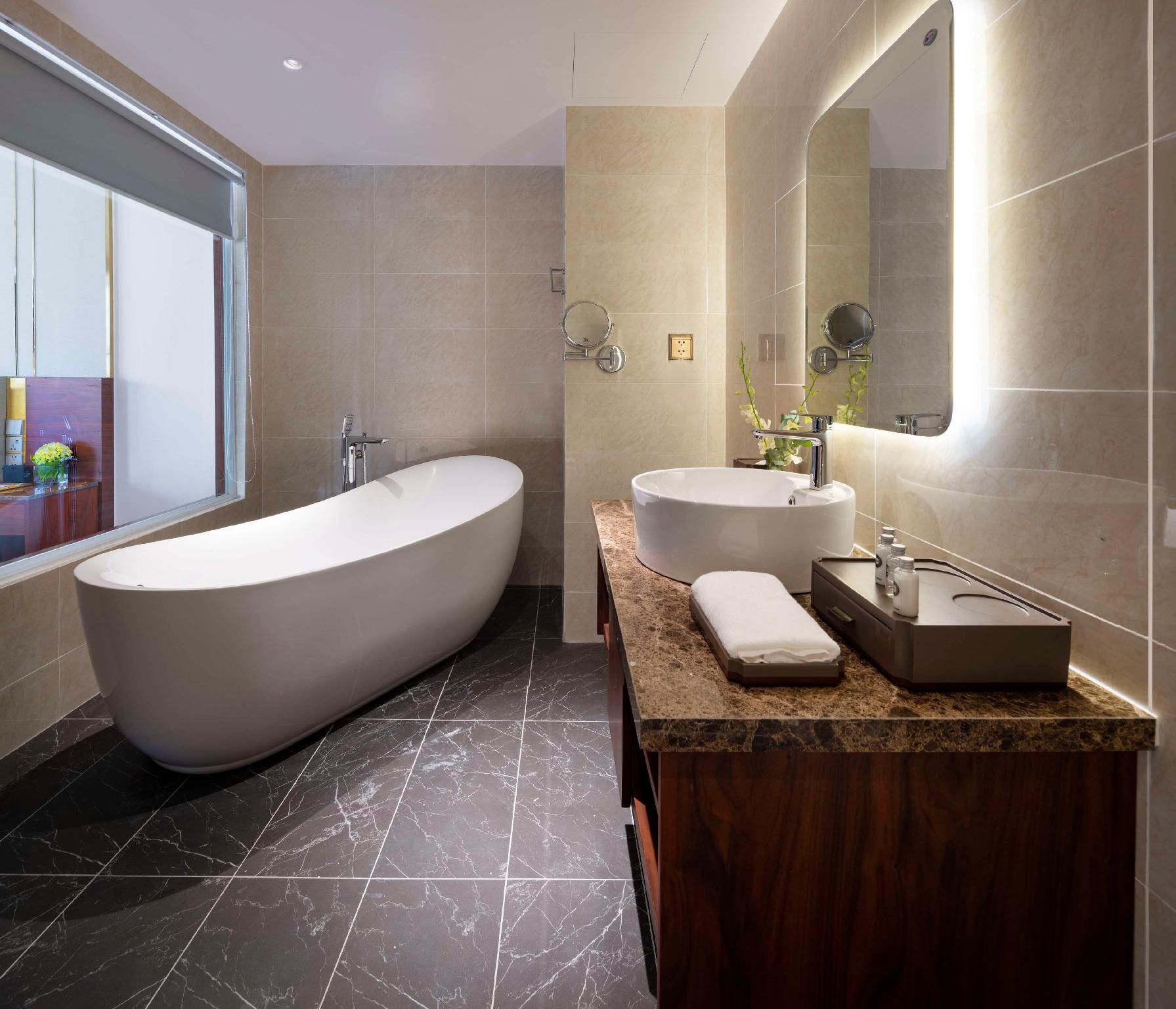 Suite - 1 King Bed, Nonsmoking, Executive Room, Balcony, Sea View, Bathtub