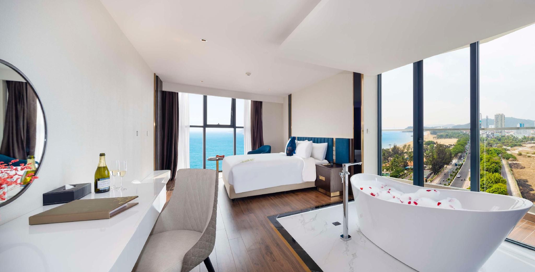 Suite - 1 King Bed, Nonsmoking, Honeymoon Room, Balcony, Sea View, Bathtub
