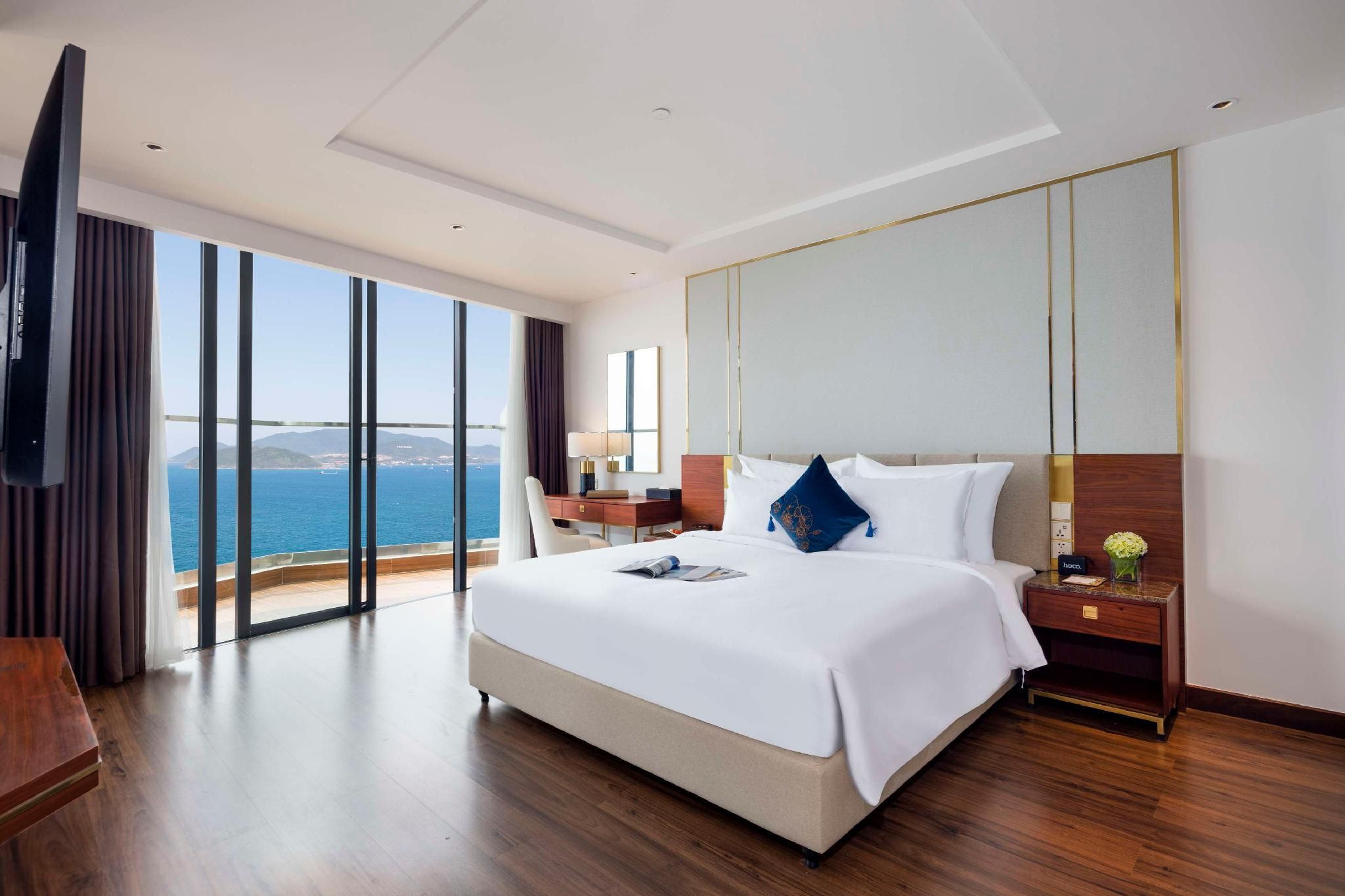 Suite - 1 King Bed, Nonsmoking, Executive Room, Balcony, Sea View, Bathtub