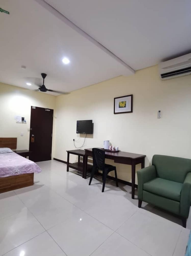 OYO 90883 Pavilion Inn Hotel Executive Suite 6