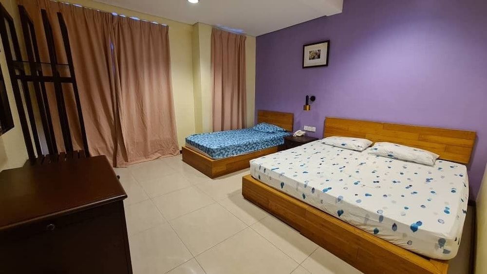 OYO 90883 Pavilion Inn Hotel Deluxe Triple Room