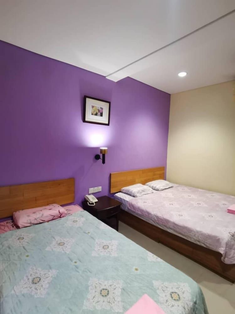 OYO 90883 Pavilion Inn Hotel Deluxe Triple Room 2