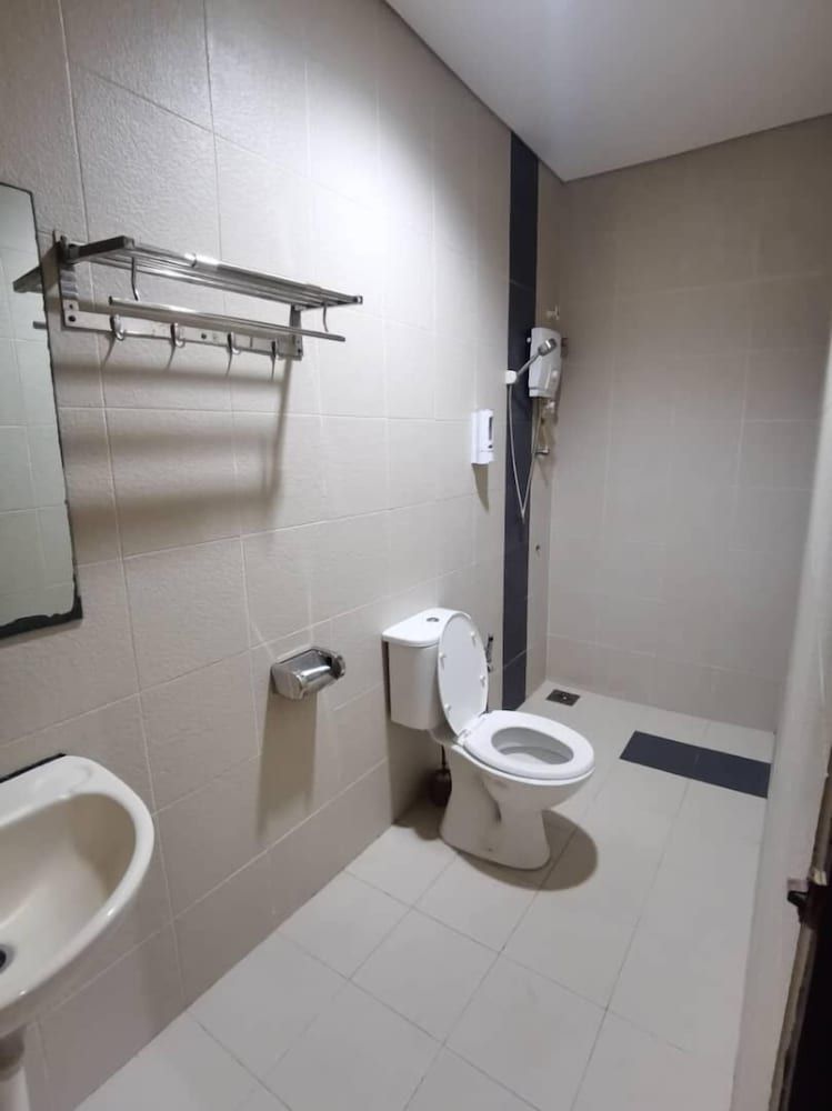 OYO 90883 Pavilion Inn Hotel Deluxe Double Room, 1 King Bed 3