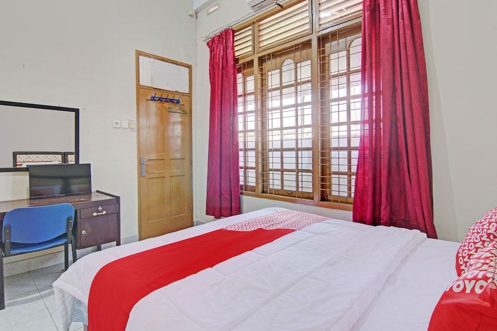 OYO 92928 Lavina Guesthouse Deluxe Double Room 4