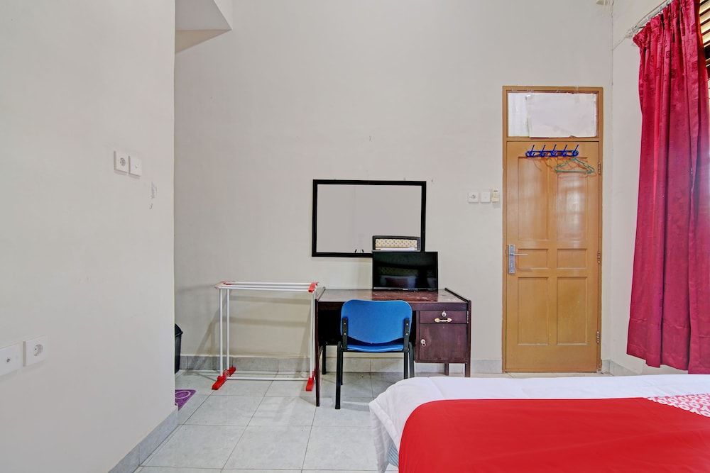 OYO 92928 Lavina Guesthouse Deluxe Double Room 14