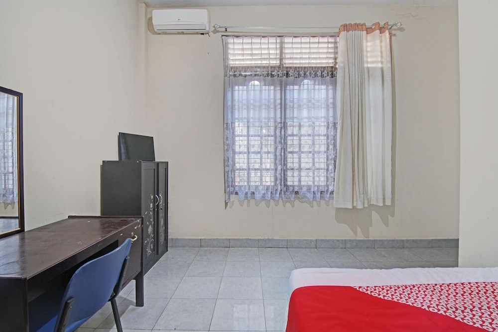 OYO 92928 Lavina Guesthouse Deluxe Double Room 12