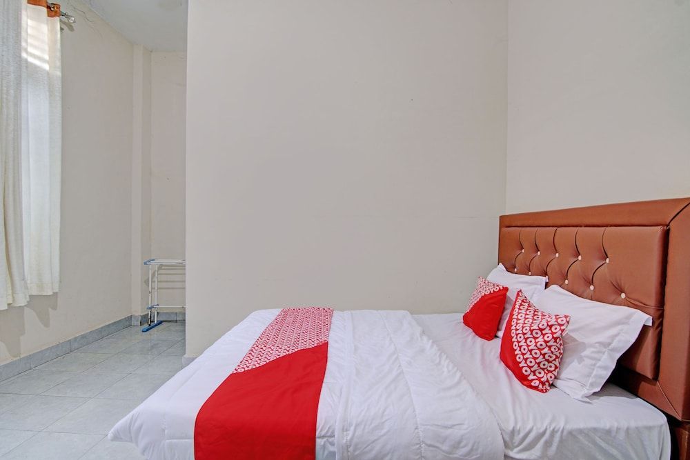 OYO 92928 Lavina Guesthouse Deluxe Double Room 7