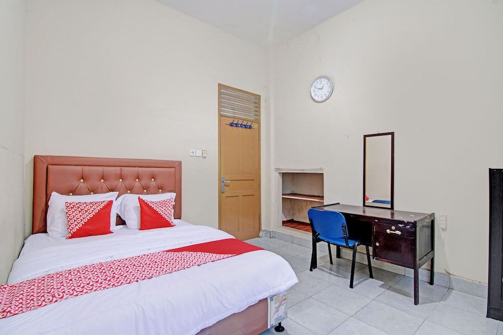 OYO 92928 Lavina Guesthouse Deluxe Double Room 3