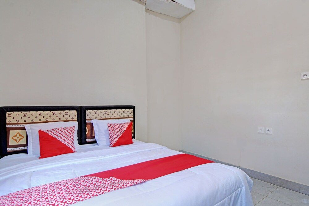 OYO 92928 Lavina Guesthouse Deluxe Double Room 5