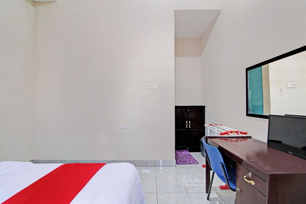 OYO 92928 Lavina Guesthouse Deluxe Double Room 13