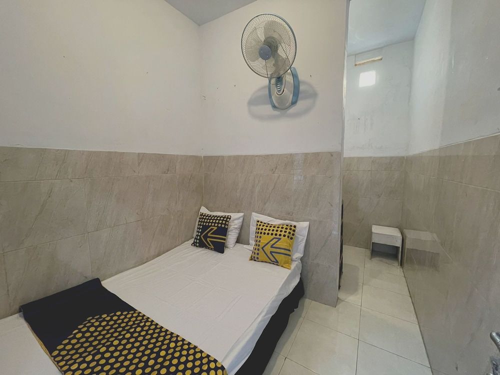 SPOT ON 93035 Karman's Sari Homestay Syariah Basic Double Room 4