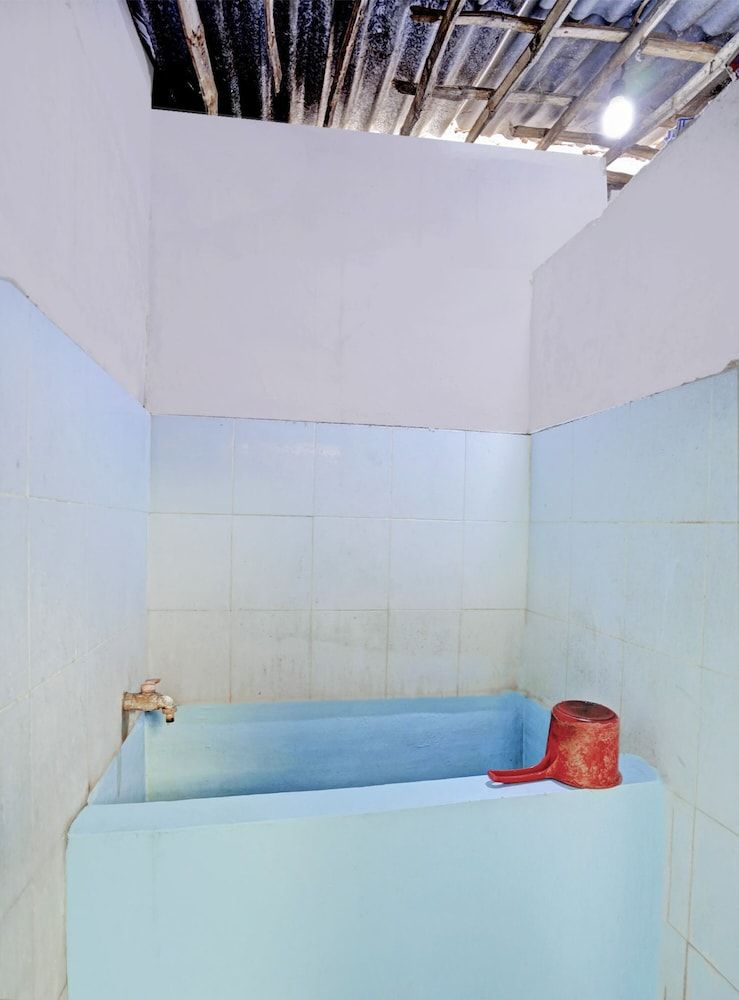 OYO Life 92921 Omaya Kost Syariah Basic Double Room 13