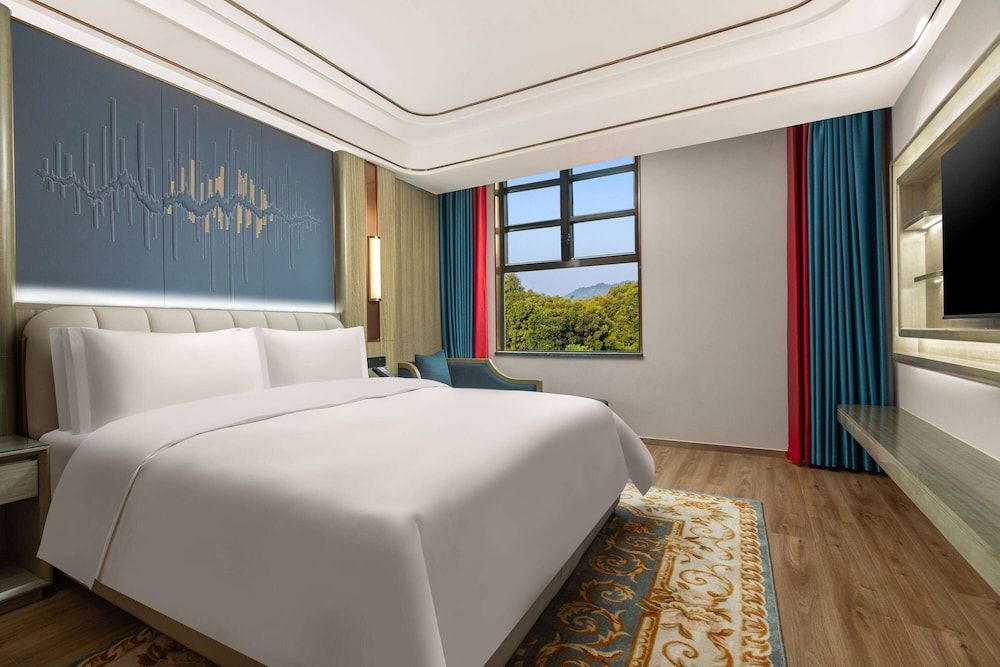 Suite, 1 King Bed, Non Smoking (Majhong)