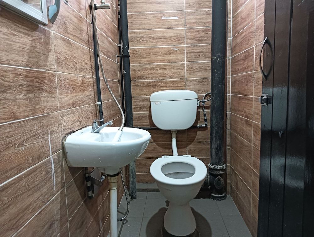 OYO 90863 Hi Inn 2 Standard Double Room 5