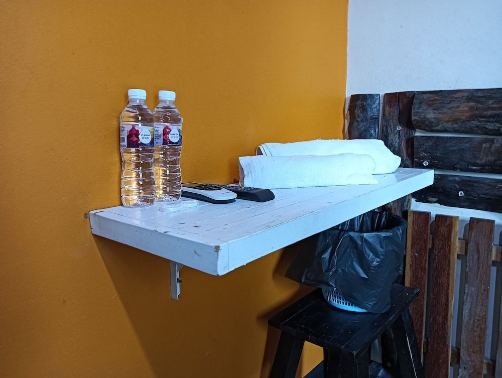 OYO 90863 Hi Inn 2 Standard Double Room 4