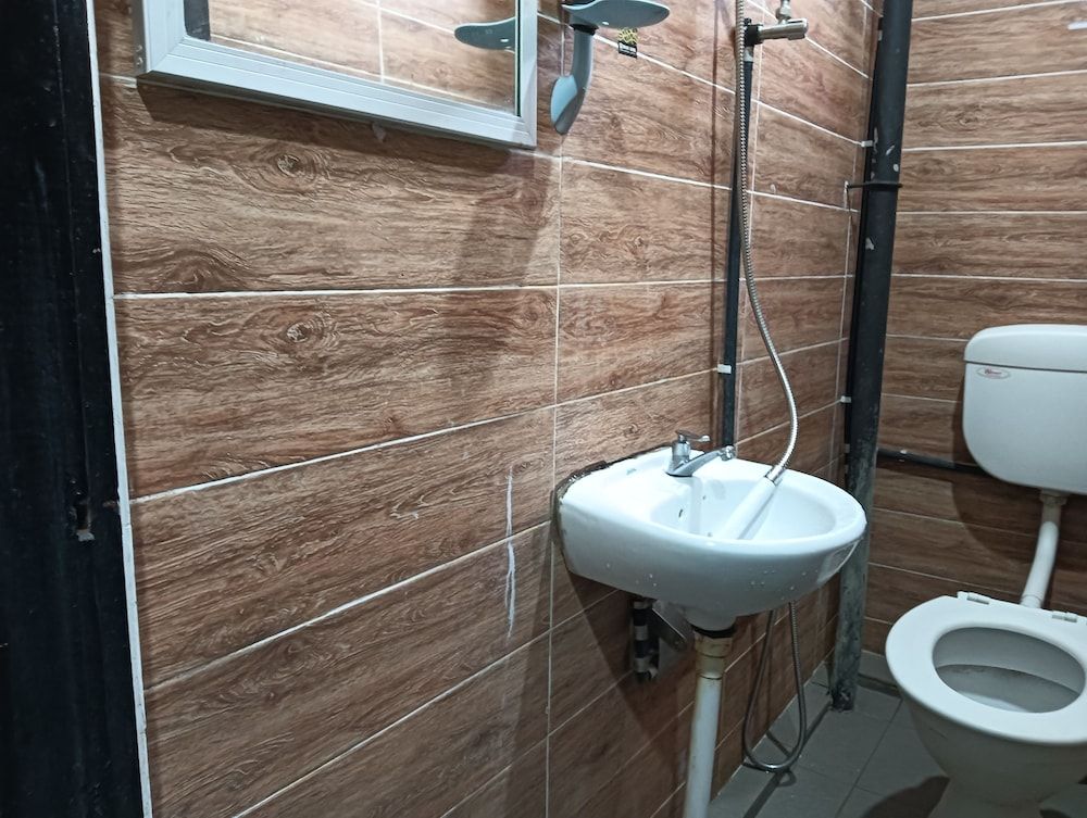 OYO 90863 Hi Inn 2 Standard Double Room 7