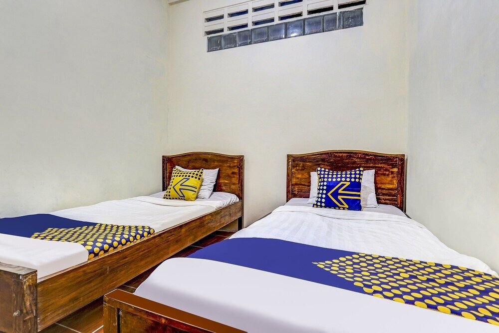 SPOT ON 90744  Alika Homestay Economy Double Room 6
