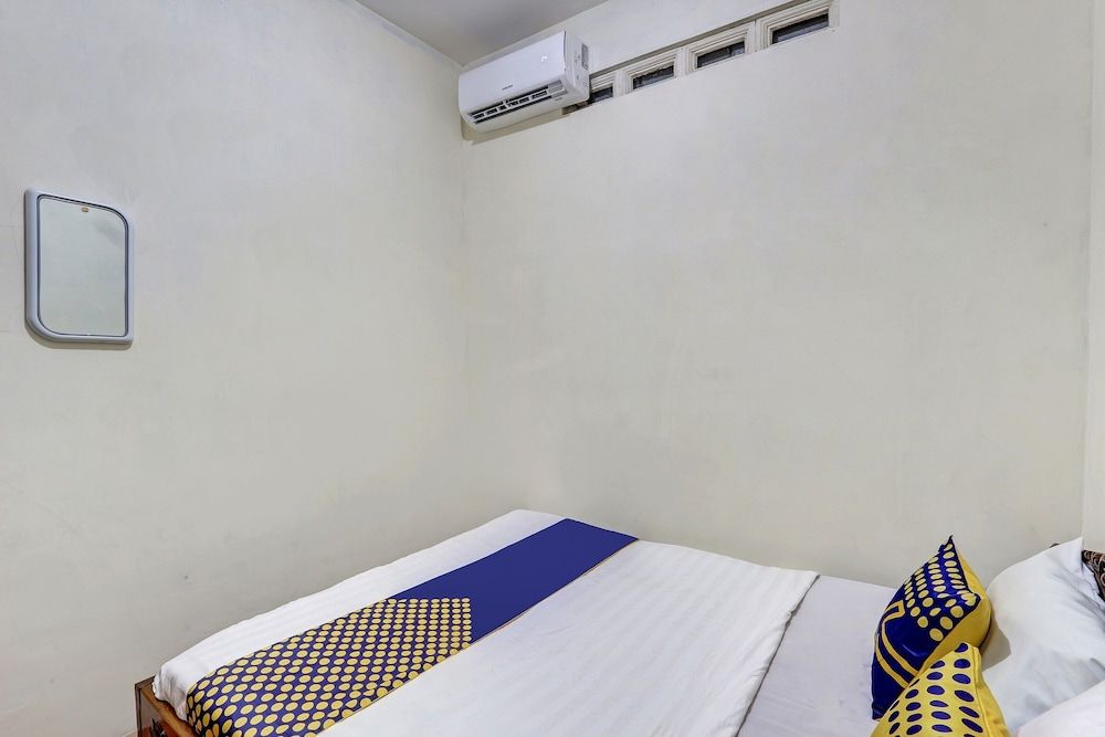 SPOT ON 90744  Alika Homestay Economy Double Room 2