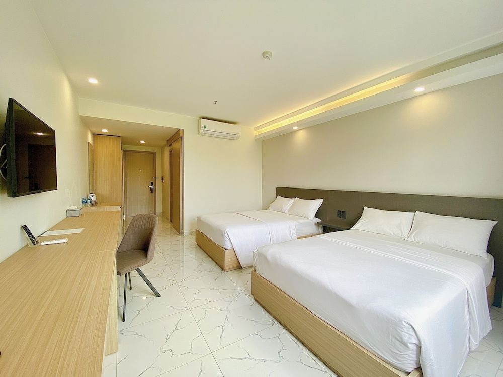 The Luxe Hotel - Chau Doc Family Room, 2 Double Beds, City View 3