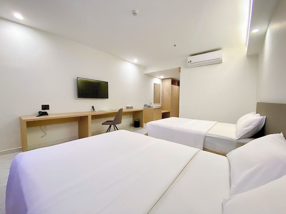 The Luxe Hotel - Chau Doc Family Room, 2 Double Beds, City View 4