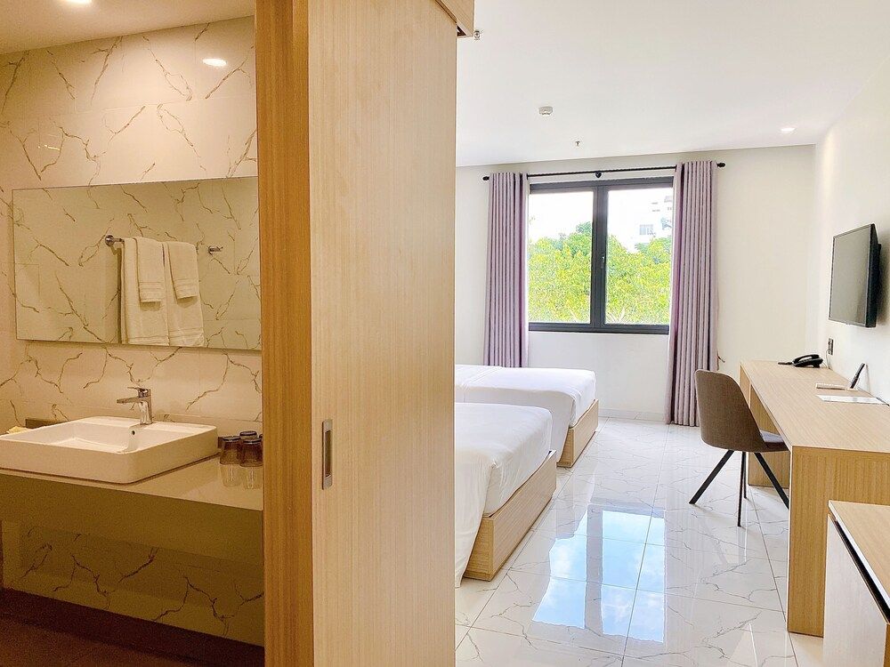 The Luxe Hotel - Chau Doc Family Room, 2 Double Beds, City View 10