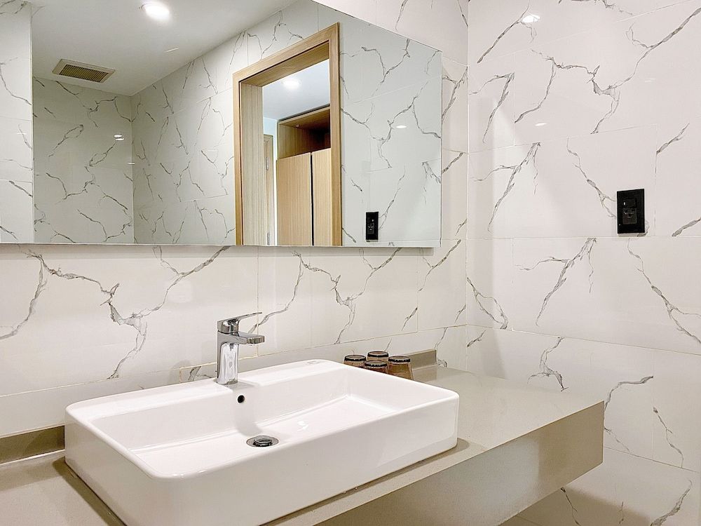 The Luxe Hotel - Chau Doc Family Room, 2 Double Beds, City View 8