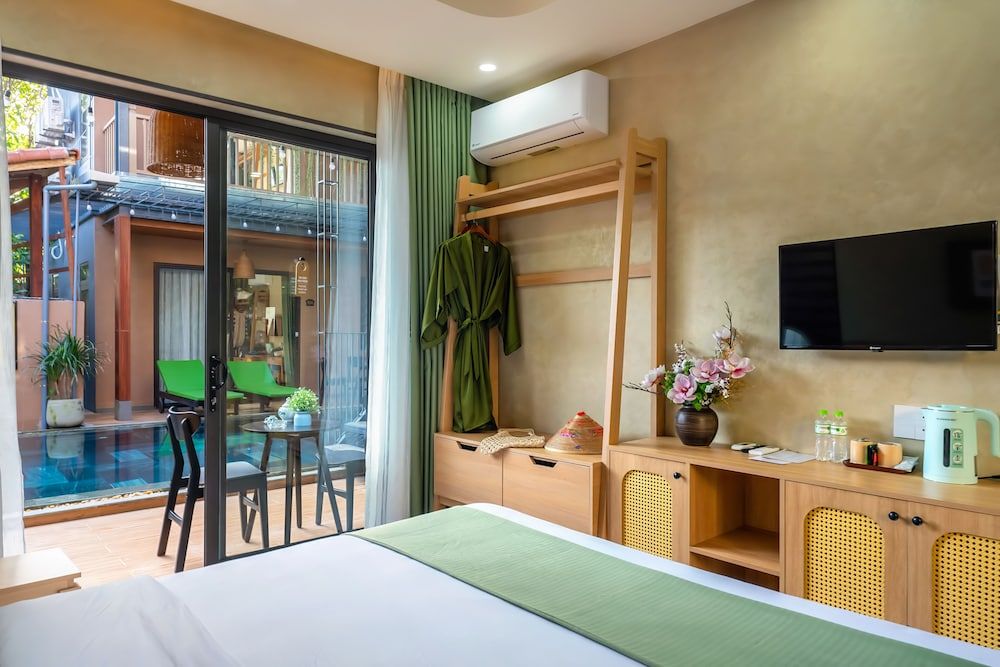 Deluxe Room, 1 Queen Bed, Pool View
