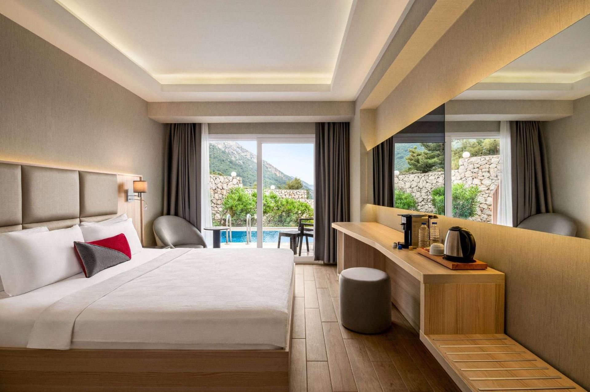 Ramada by Wyndham Fethiye Oludeniz Deluxe Swim-Up Suite, Hot Tub