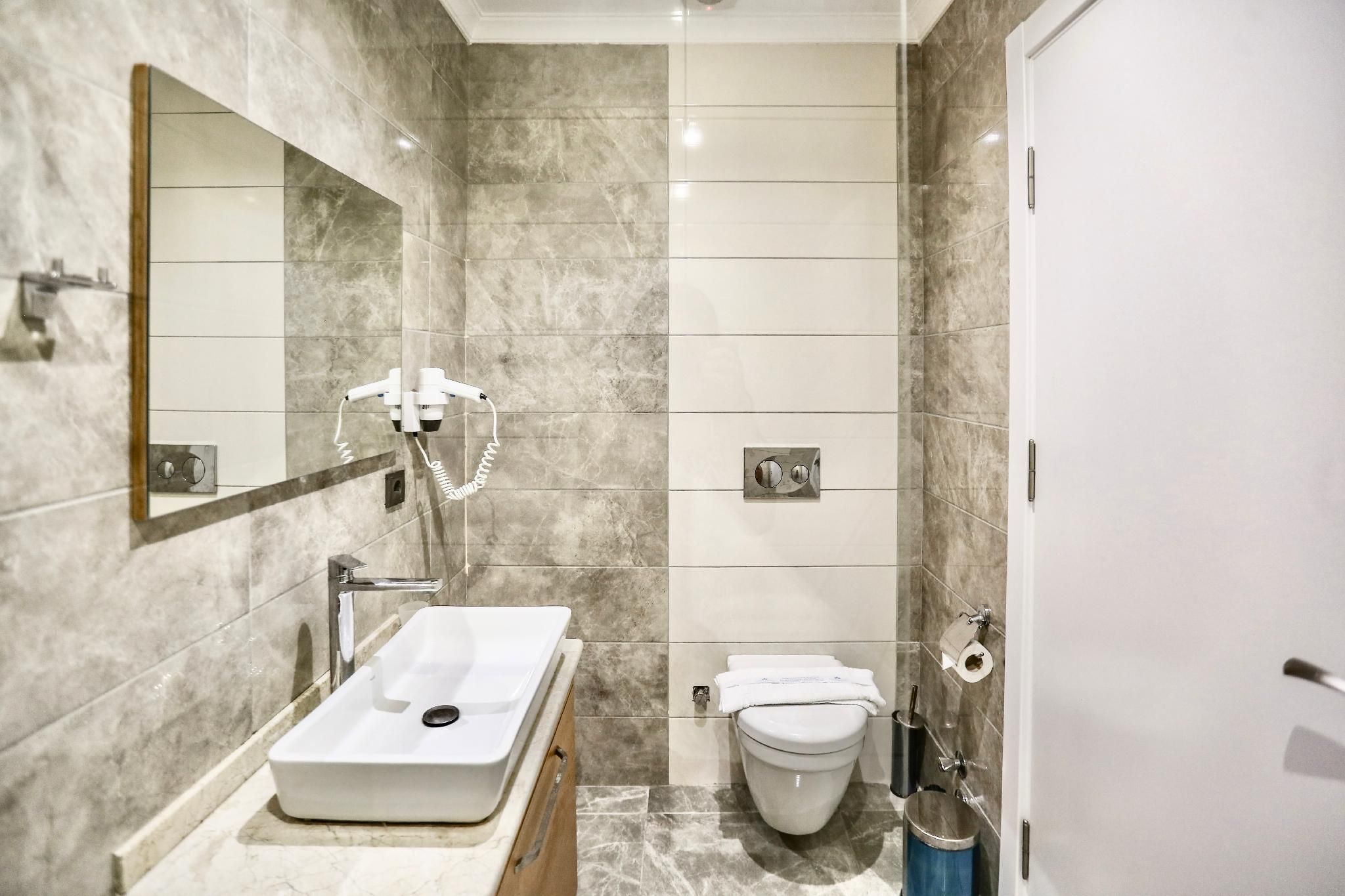 Ramada by Wyndham Fethiye Oludeniz Deluxe Swim-Up Suite, Hot Tub 3