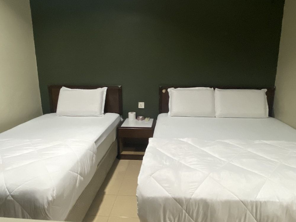 OYO 90896 Gold Hill Hotel Deluxe Triple Room 2